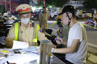 Hà Nội: Người vi phạm nói chỉ uống 1 lon bia từ sáng khi nồng độ cồn kịch khung