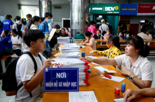 Học phí tăng, cha mẹ nghẹn ngào khuyên con tạm gác giấc mơ đại học
