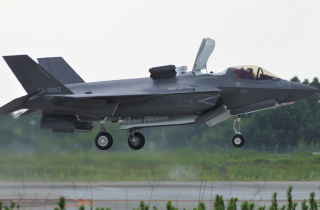 Tiêm kích F-35B của Anh hạ cánh khẩn cấp xuống Nhật Bản