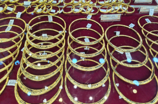 Đầu tuần, giá vàng giảm mạnh từ mức đỉnh lịch sử