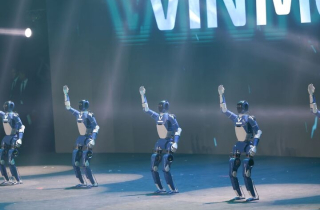 Bí mật sau màn nhảy múa gây bão của dàn robot hình người Make in Vietnam