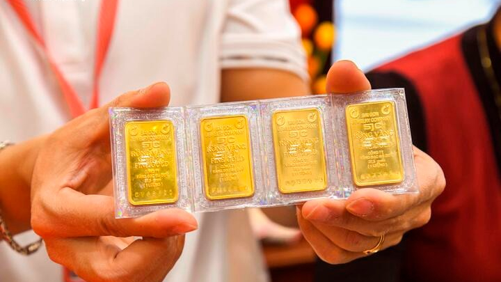 Vàng thế giới lao dốc, vì sao giá vàng trong nước vẫn bất động?