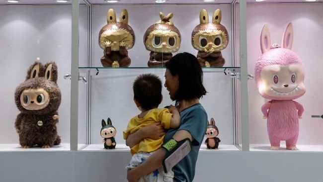 pengunjung-melihat-satu-set-tiga-patung-labubu-dari-seri-yang-disebut-tiga-labubu-bijaksana-di-pameran-pratinjau-lelang-intern-1749624407125_169