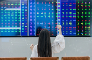 VN-Index lại đạt đỉnh cao chưa từng có