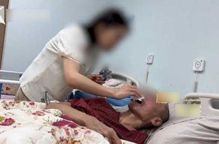 Giúp việc lấy sạch tiền của ông lão 84 tuổi, con cái ‘kiện’ mới biết đó là mẹ kế