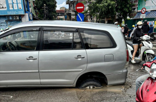 Ô tô sụt 'hố tử thần' ở ngã tư tại Hà Nội