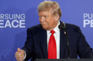 Ông Trump đổi lập trường, bỏ yêu cầu ngừng bắn ở Ukraine