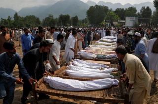 Cảnh kinh hoàng sau trận lũ quét khiến 300 người chết ở Pakistan