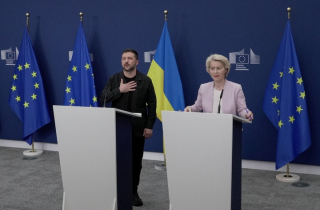 Tổng thống Zelensky từ chối đề xuất của ông Trump, muốn có lệnh ngừng bắn