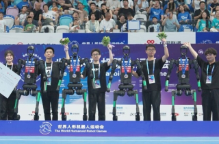 Công nghệ 18/8: ‘Olympic Robot’ đầu tiên - ấn tượng và... té ngã
