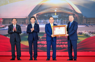 Tập đoàn Vingroup được trao Huân chương Lao động hạng Nhất