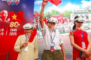Vợ chồng cụ ông U90 chống gậy về Hà Nội, bật khóc khi nghe Bác Hồ đọc Tuyên ngôn