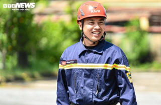 Dùng gà 'trinh sát' hang sâu 250m: Quyết định không bỏ cuộc trong mưa đá
