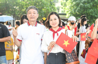 4h sáng, hàng trăm người dân háo hức chờ 'xuyên không' về thời khắc thiêng liêng