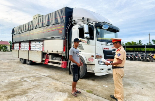 CSGT TP Huế phát hiện xe tải chở gần 30 tấn đường không rõ nguồn gốc