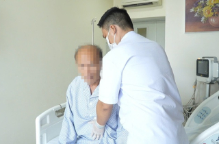 Cứu sống bệnh nhân 74 tuổi người nước ngoài bị ngưng tim 95 phút