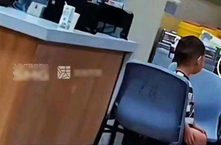 Mẹ đột tử, cậu bé 2 tuổi sống bên thi thể nhiều ngày trước khi bố đón về nuôi