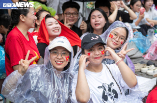 Nghìn người đội mưa, hát vang 'Như có Bác Hồ trong ngày vui đại thắng'