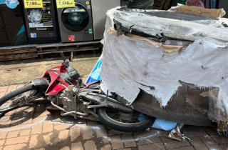 Hai cuộn thép hàng chục tấn rơi khỏi xe đầu kéo, đè bẹp xe máy ở TP.HCM