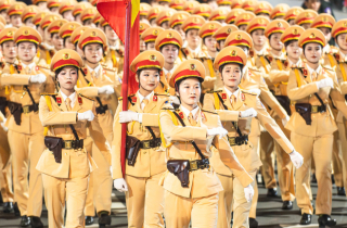 Gương mặt rạng ngời, bước chân thẳng tắp của nữ chiến sĩ ở Quảng trường Ba Đình