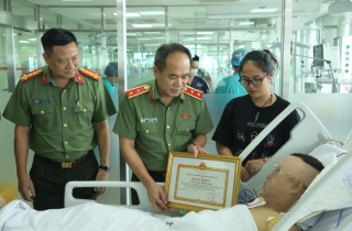 Giám đốc Công an Hà Nội trao bằng khen tặng cảnh sát cơ động bị quái xế tông