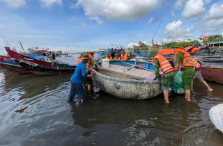 Quảng Trị khẩn cấp di dân, nông dân Huế gặt lúa non chạy bão số 5 Kajiki