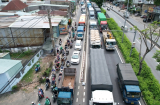 Xe tải tông nhau lật ngang trên đường, giao thông ùn tắc kéo dài 2km tại TP.HCM