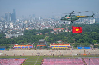 Hà Nội tuyệt đẹp nhìn từ buồng lái trực thăng kéo cờ đỏ sao vàng