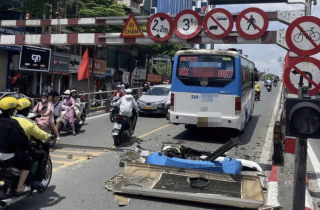 Phạt tài xế lái xe khách lên cầu vượt Thái Hà, làm hư hỏng biển báo