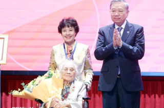 Nguyên Phó Chủ tịch nước Nguyễn Thị Bình được tặng danh hiệu Anh hùng Lao động