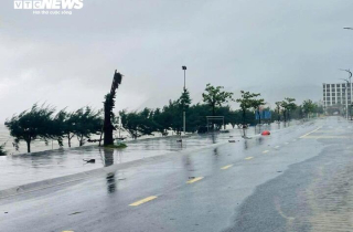 Sóng biển cuộn bờ, gió rít liên hồi trước thềm bão số 5 đổ bộ