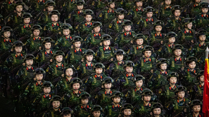 Đội hình diễu binh uy nghi, bước chân đều tăm tắp trong đêm tổng hợp luyện A80