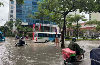 Hà Nội mưa cả đêm, khắp nơi ngập sâu, giao thông tắc cứng