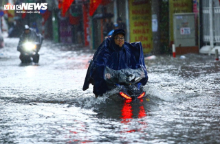 Bi hài chuyện ‘đạp gió rẽ sóng’ đi làm của dân công sở ngày Hà Nội ngập