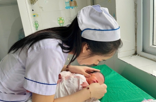 Em bé chào đời giữa tâm bão số 5