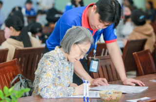 Người phụ nữ 62 tuổi trở thành tân sinh viên đại học với lý do đặc biệt