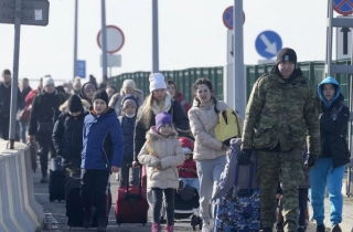 Ukraine nới lỏng lệnh cấm đi lại với người dưới 22 tuổi
