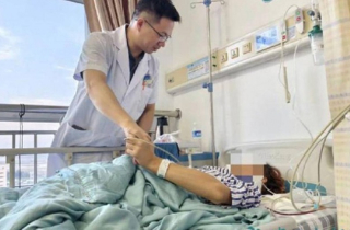 Sinh viên 19 tuổi bị liệt do suốt ngày cúi gằm mặt xem điện thoại