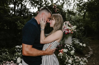 Taylor Swift đính hôn với ngôi sao bóng bầu dục