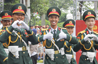 Chiến sĩ A80 'thả tim', vẫy tay chào người dân chờ xem sơ duyệt diễu binh
