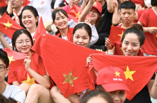 Người dân mở hội, biến phố Hà Nội thành biển cờ đỏ sao vàng trước giờ sơ duyệt