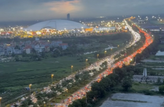 Đường đến Trung tâm Hội chợ triển lãm Quốc gia ùn tắc, CSGT đề nghị không đi qua cầu Nhật Tân