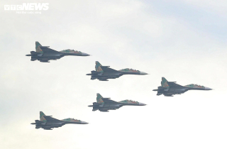 Mãn nhãn 'hổ mang chúa' Su-30MK2 thả bẫy nhiệt trên bầu trời Hà Nội