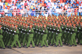 Xe đặc chủng và khối diễu binh Công an Nhân dân tiến vào quảng trường Ba Đình