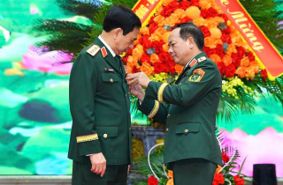 Đại tướng Phan Văn Giang và nhiều lãnh đạo Bộ Quốc phòng nhận Huân chương Quân công