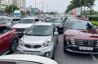 Hàng trăm nghìn người đổ về triển lãm thành tựu đất nước 80 năm, đường ùn tắc nhiều giờ