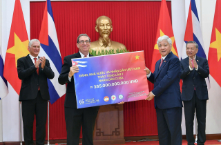 Việt Nam trao tặng lần một cho nhân dân Cuba số tiền 385 tỷ đồng