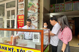 Thực phẩm “bẩn” rình rập cổng trường: Bao giờ hết lo?