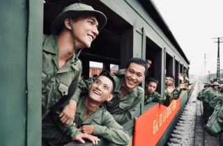 Phim 'Mưa đỏ' cán mốc 400 tỷ nhanh nhất lịch sử, sắp vượt 'Bố già'