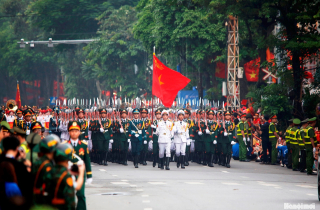Các khối diễu binh đi trong lòng dân